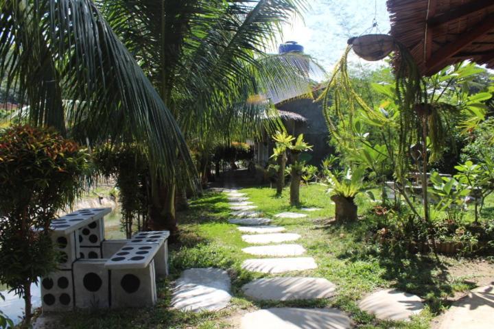 Eco Trekking Lodge, Bar & Jungle Tour'S Bukit Lawang Exterior photo
